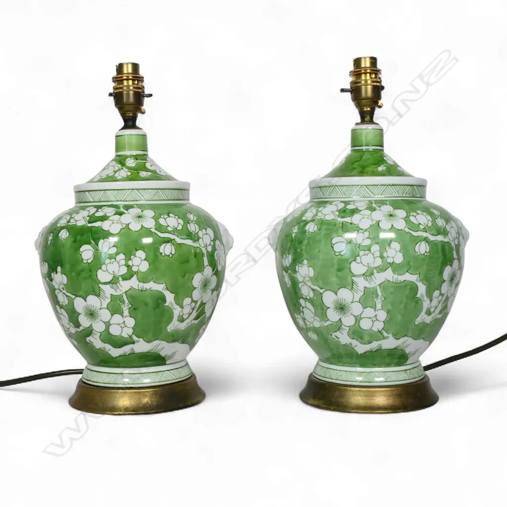 A pair of table lamps and shades, Image 1++